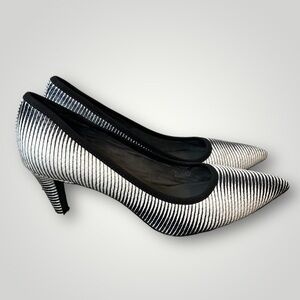 Lori Goldstein Collection Novelty Pumps in navy and white